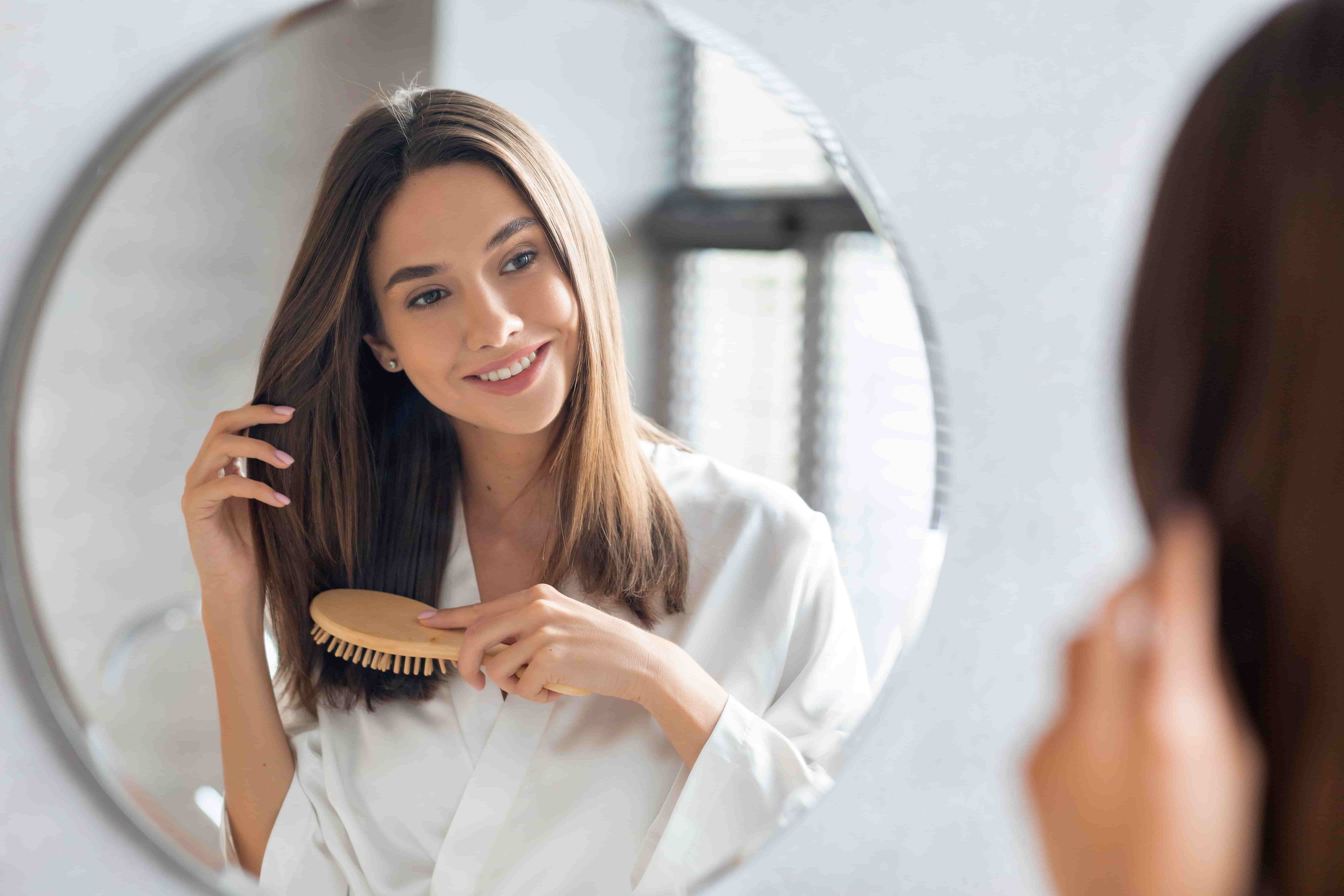 Astuces naturelles pour renforcer et faire briller vos cheveux